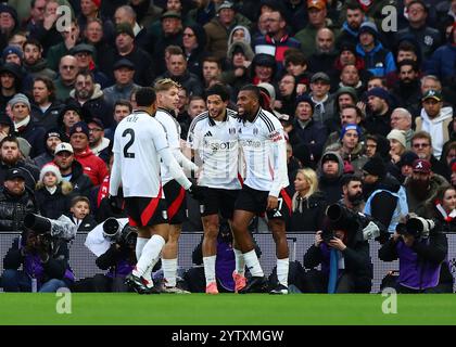 Craven Cottage, Fulham, Londra, Regno Unito. 8 dicembre 2024. Premier League Football, Fulham contro Arsenal; Raul Jimenez del Fulham festeggia dopo aver segnato il 1° gol al decimo minuto per renderlo 1-0 crediti: Action Plus Sports/Alamy Live News Foto Stock