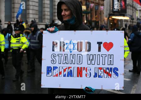 Londra, Regno Unito. 8 dicembre 2024. Decine di migliaia di ebrei britannici e sostenitori filo-israeliani stanno prendendo parte alla marcia contro l'antisemitismo 2024. La marcia arriva dopo un numero record di incidenti di odio anti-ebrei, tra cui la violenza contro i bambini, in tutto il Regno Unito, insieme a proteste di massa anti-Israele nel centro di Londra a seguito degli attacchi terroristici di Hamas nel sud di Israele il 7 ottobre 2023. Marcia dalle Corti reali di giustizia a Piazza del Parlamento. Crediti: Waldemar Sikora / Alamy Live News Foto Stock