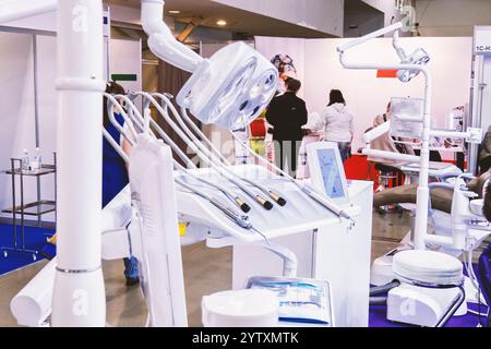 Portautensili per unità dentarie regolabili in altezza Foto Stock