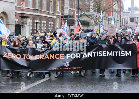 Londra, Regno Unito. 8 dicembre 2024. Decine di migliaia di ebrei britannici e sostenitori filo-israeliani stanno prendendo parte alla marcia contro l'antisemitismo 2024. La marcia arriva dopo un numero record di incidenti di odio anti-ebrei, tra cui la violenza contro i bambini, in tutto il Regno Unito, insieme a proteste di massa anti-Israele nel centro di Londra a seguito degli attacchi terroristici di Hamas nel sud di Israele il 7 ottobre 2023. Marcia dalle Corti reali di giustizia a Piazza del Parlamento. Crediti: Waldemar Sikora / Alamy Live News Foto Stock