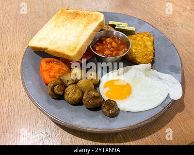 Colazione inglese servita tutto il giorno in un ristorante. Foto Stock
