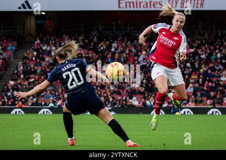 Londra, Regno Unito. 8 dicembre 2024. Londra, Inghilterra, 08 dicembre 2024: Kirsy Hanson (20 Aston Villa) e Beth Mead (9 Arsenal) in azione durante la partita Womens Super League tra Arsenal e Aston Villa all'Emirates Stadium di Londra, Inghilterra. (Pedro Porru/SPP) credito: SPP Sport Press Photo. /Alamy Live News Foto Stock