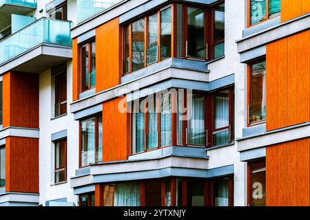 Moderno edificio di appartamenti con grandi finestre di vetro e design architettonico minimalista Foto Stock
