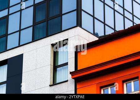 Edificio moderno con pannelli rossi e bianchi e finestre riflettenti in vetro Foto Stock