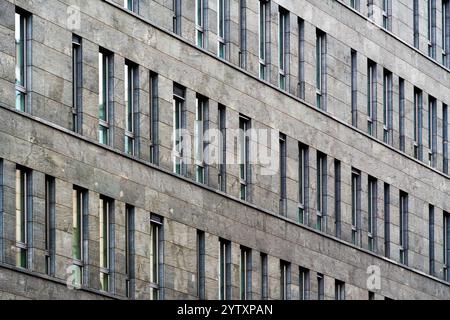 Moderno edificio per uffici con finestre ripetitive ed esterno in pietra Foto Stock