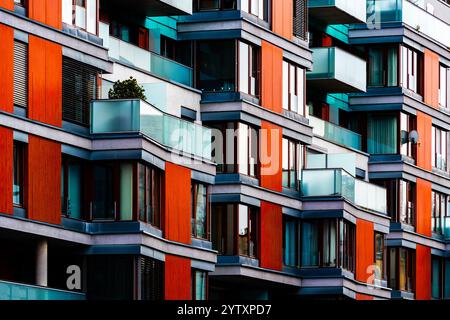 Moderno edificio di appartamenti con grandi finestre di vetro e design architettonico minimalista Foto Stock
