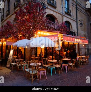 Parigi, Francia - 06 dicembre 2024: Caffè francese tradizionale le Paradis situato nel quartiere Les Halles a Parigi. Foto Stock