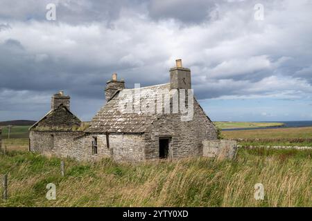 Derelict farm cottage nelle Highlands scozzesi, vicino a John o Groats, Scozia, Regno Unito. Foto Stock