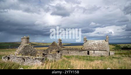 Derelict farm cottage nelle Highlands scozzesi, vicino a John o Groats, Scozia, Regno Unito. Foto Stock