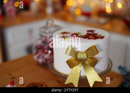 torta decorata con fiocchi di neve di capodanno su sfondo bianco Foto Stock
