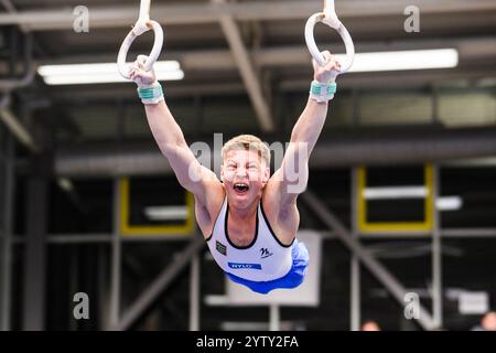 7 dicembre 2024, Saarland, Saarbrücken: Ginnastica: DTL final 2024, men, Joachim-Deckarm-Halle, Saarbrücken. Gabriel Eichhorn di Saar in azione sugli anelli. Foto: Tom Weller/dpa Foto Stock