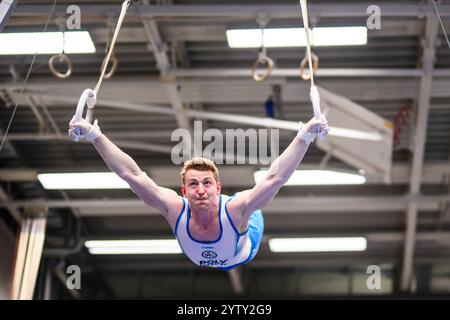 7 dicembre 2024, Saarland, Saarbrücken: Ginnastica: DTL final 2024, men, Joachim-Deckarm-Halle, Saarbrücken. Nils Dunkel di Straubenhardt in azione sugli anelli. Foto: Tom Weller/dpa Foto Stock