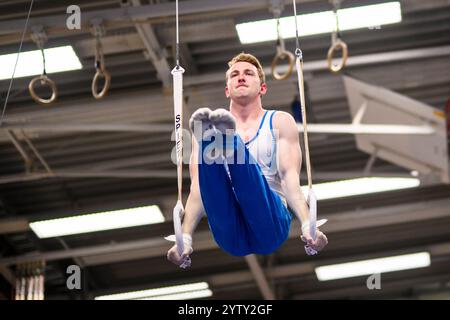 7 dicembre 2024, Saarland, Saarbrücken: Ginnastica: DTL final 2024, men, Joachim-Deckarm-Halle, Saarbrücken. Nils Dunkel di Straubenhardt in azione sugli anelli. Foto: Tom Weller/dpa Foto Stock