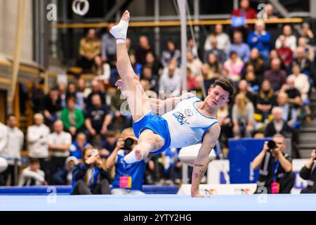 7 dicembre 2024, Saarland, Saarbrücken: Ginnastica: DTL final 2024, men, Joachim-Deckarm-Halle, Saarbrücken. Illia Kovtun di Straubenhardt in azione per terra. Foto: Tom Weller/dpa Foto Stock