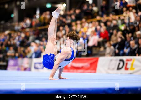 7 dicembre 2024, Saarland, Saarbrücken: Ginnastica: DTL final 2024, men, Joachim-Deckarm-Halle, Saarbrücken. Alexander Kunz di Wetzgau in azione per terra. Foto: Tom Weller/dpa Foto Stock