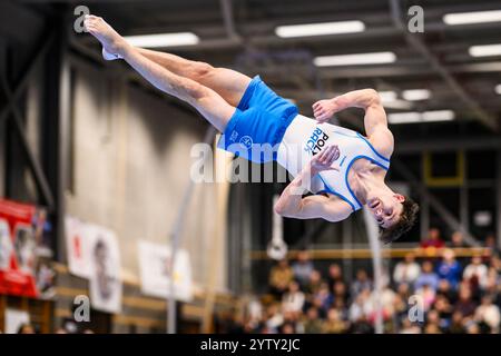 7 dicembre 2024, Saarland, Saarbrücken: Ginnastica: DTL final 2024, men, Joachim-Deckarm-Halle, Saarbrücken. Alexander Kunz di Wetzgau in azione per terra. Foto: Tom Weller/dpa Foto Stock