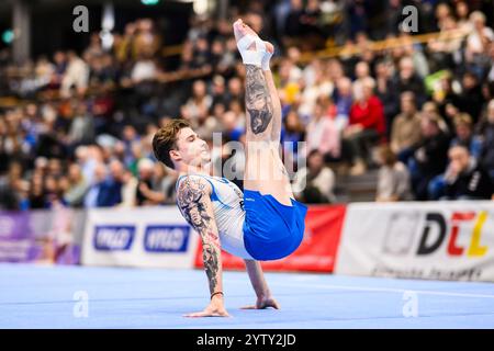 7 dicembre 2024, Saarland, Saarbrücken: Ginnastica: DTL final 2024, men, Joachim-Deckarm-Halle, Saarbrücken. Straubenhardt e' Pascal Brendel in azione per terra. Foto: Tom Weller/dpa Foto Stock