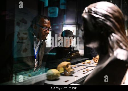 (241208) -- CHIZHOU, 8 dicembre 2024 (Xinhua) -- gli esperti che partecipano alla conferenza accademica del sito di Hualongdong visitano la sala espositiva del sito di Hualongdong nella contea di Dongzhi nella città di Chizhou, nella provincia di Anhui della Cina orientale, 6 dicembre 2024. Gli scienziati cinesi hanno scoperto dozzine di fossili umani risalenti a 300.000 anni fa, che sono i primi trovati in Asia orientale in termini di processo di evoluzione verso l'Homo sapiens, la specie a cui appartengono tutti gli esseri umani moderni. I fossili umani, insieme a un gran numero di ossa animali fossilizzate e strumenti di pietra, sono stati rinvenuti presso l'Hualon Foto Stock