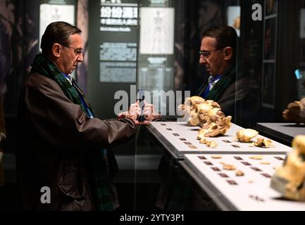 (241208) -- CHIZHOU, 8 dicembre 2024 (Xinhua) -- un esperto internazionale che partecipa alla conferenza accademica del sito di Hualongdong visita la sala espositiva del sito di Hualongdong nella contea di Dongzhi nella città di Chizhou, nella provincia di Anhui della Cina orientale, 6 dicembre 2024. Gli scienziati cinesi hanno scoperto dozzine di fossili umani risalenti a 300.000 anni fa, che sono i primi trovati in Asia orientale in termini di processo di evoluzione verso l'Homo sapiens, la specie a cui appartengono tutti gli esseri umani moderni. I fossili umani, insieme a un gran numero di ossa animali fossilizzate e strumenti di pietra, sono stati inebrianti Foto Stock