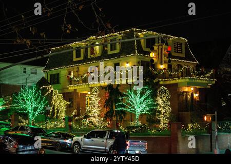 Im New Yorker Stadtteil Brooklyn gibt es das Dyker Heights Viertel, welches in der Adventszeit mit seinem Häusern und Weichnachtsbeleuchtung eine Tour. Foto Stock