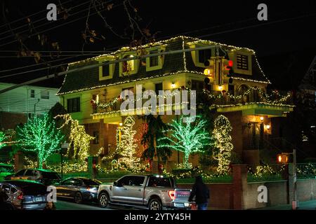 Im New Yorker Stadtteil Brooklyn gibt es das Dyker Heights Viertel, welches in der Adventszeit mit seinem Häusern und Weichnachtsbeleuchtung eine Tour. Foto Stock