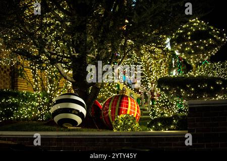 Im New Yorker Stadtteil Brooklyn gibt es das Dyker Heights Viertel, welches in der Adventszeit mit seinem Häusern und Weichnachtsbeleuchtung eine Tour. Foto Stock