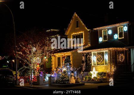 Im New Yorker Stadtteil Brooklyn gibt es das Dyker Heights Viertel, welches in der Adventszeit mit seinem Häusern und Weichnachtsbeleuchtung eine Tour. Foto Stock