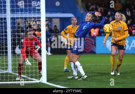 Lucy Bronze di Chelsea reagisce dopo che la palla colpisce il palo da un colpo della compagna di squadra Catarina Macario (non nella foto) durante il Barclays Women's Super League match a Kingsmeadow, Kingston upon Thames. Data foto: Domenica 8 dicembre 2024. Foto Stock