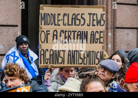 Londra, Regno Unito. 8 dicembre 2024. ebrei della classe media di una certa età. - La marcia del 2024 contro l'antisemitismo organizzata dalla CAA (campagna contro l'antisemitismo) e altri è iniziata presso la Royal Courts of Justice di Londra. Essi ritengono che il “massacro di Hamas abbia scatenato un’ondata di antisemitismo in Gran Bretagna che non ha lasciato inalterata alcuna parte della nostra vita pubblica” e che “debbano resistere all’estremismo”. Crediti: Guy Bell/Alamy Live News Foto Stock