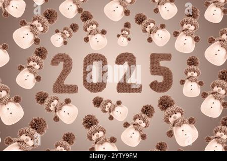 Favoloso modello natalizio di pupazzi di neve lavorati a maglia e numero 2025. Mostrando i colori del 2025 - Mocha Mousse. Buon Natale e biglietto di auguri di Capodanno Foto Stock