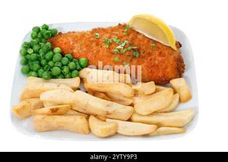Una porzione di fish and chips con piselli - sfondo bianco Foto Stock