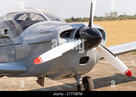 Aereo da addestramento militare Zlin su un campo d'aviazione erboso Foto Stock