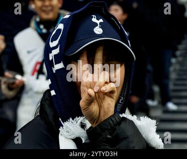 Londra, Regno Unito. 8 dicembre 2024. Il tifoso del Tottenham detiene la vittoria sotto il cappello e la sciarpa degli Spurs durante la partita di Premier League Tottenham Hotspur vs Chelsea al Tottenham Hotspur Stadium, Londra, Regno Unito, 8 dicembre 2024 (foto di Mark Cosgrove/News Images) a Londra, Regno Unito il 12/8/2024. (Foto di Mark Cosgrove/News Images/Sipa USA) credito: SIPA USA/Alamy Live News Foto Stock