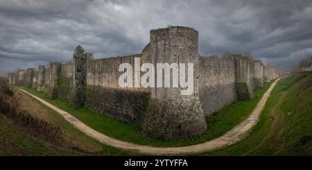 Provins, Francia - 11 30 2024: Vista panoramica sul bastione della città medievale Foto Stock
