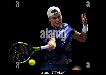 La danese Holger Rune in azione contro la francese Ugo Humbert (non nella foto) durante la Grand Final UTS di Londra 2024 alla Copper Box Arena di Londra. Data foto: Domenica 8 dicembre 2024. Foto Stock