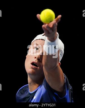 La danese Holger Rune in azione contro la francese Ugo Humbert (non nella foto) durante la Grand Final UTS di Londra 2024 alla Copper Box Arena di Londra. Data foto: Domenica 8 dicembre 2024. Foto Stock