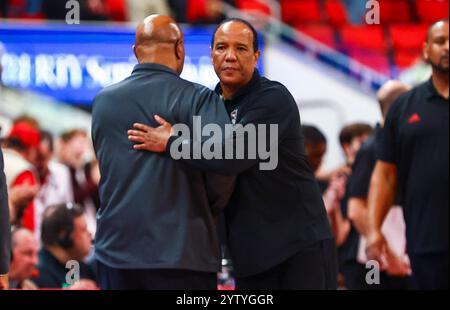 7 dicembre 2024: Kevin Keatts è l'allenatore di pallacanestro del North Carolina State Hugs Leonard Hamilton. Partita di pallacanestro NCAA tra la Florida State University e la North Carolina State University al Lenovo Center di Raleigh, North Carolina. David Beach/CSM Foto Stock