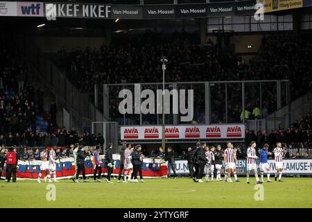 TILBURG - giocatori del SC Heerenveen e del Willem II dopo la partita olandese Eredivisie tra Willem II e sc Heerenveen allo stadio Koning Willem II l'8 dicembre 2024 a Tilburg, Paesi Bassi. ANP JEROEN PUTMANS Foto Stock