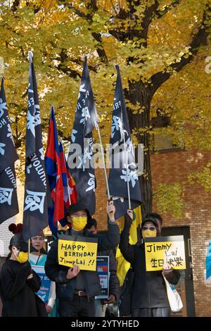 Tokyo, Giappone. 8 dicembre 2024. Circa 200 partecipanti marciano durante una manifestazione contro la violazione dei diritti umani da parte del governo della loro madrelingua per la prossima giornata dei diritti umani ad Asakusa, Tokyo, Giappone, domenica 8 dicembre 2024. Hong Kong, tibetani, uiguri, cambogiani, Ucraina e altri partecipano a questo evento. Foto di Keizo Mori/UPI credito: UPI/Alamy Live News Foto Stock