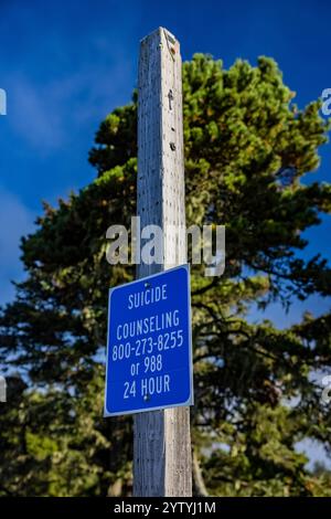 Suicide hotline cartello Yaquina Bay Bridge lungo la U.S. Route 101 lungo la costa dell'Oregon, a Newport, Oregon, USA Foto Stock