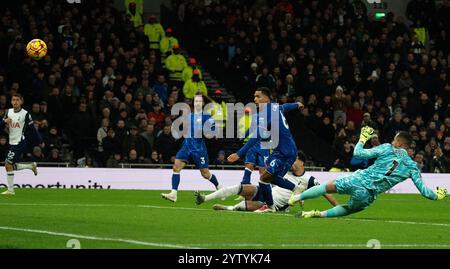 Londra, Regno Unito. 8 dicembre 2024. Dominic Solanke del Tottenham Hotspur (parzialmente nascosto) segna la sua squadra 1° goal. Partita di Premier League, Tottenham Hotspur contro Chelsea allo stadio Tottenham Hotspur di Londra domenica 8 dicembre 2024. Questa immagine può essere utilizzata solo per scopi editoriali. Foto per uso editoriale di Sandra Mailer/Andrew Orchard fotografia sportiva/Alamy Live news Credit: Andrew Orchard fotografia sportiva/Alamy Live News Foto Stock