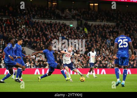 Tottenham Hotspur Stadium, Londra, Regno Unito. 8 dicembre 2024. Premier League Football, Tottenham Hotspur contro Chelsea; Dejan Kulusevski del Tottenham Hotspur tira e segna all'11° minuto per 2-0. Credito: Action Plus Sports/Alamy Live News Foto Stock