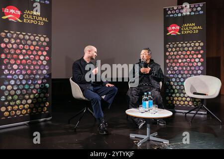 Londra, Regno Unito. 8 dicembre 2024. L'artista Takashi Murakami con Sam Thorne, Direttore generale e CEO di Japan House London all'intervista "in Conversation with Sam Thorne" al V&A Museum di South Kensington, nel suo primo evento pubblico nel Regno Unito dal 2018, come parte del Japan Cultural Expo 2,0. Crediti: Imageplotter/Alamy Live News Foto Stock