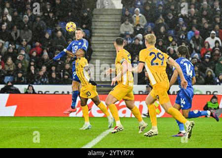 King Power Stadium, Leicester, Regno Unito. 8 dicembre 2024. Premier League Football, Leicester City contro Brighton e Hove Albion; Jamie Vardy di Leicester batte Pervis Estupinan di Brighton, ma va a tutto vantaggio Credit: Action Plus Sports/Alamy Live News Foto Stock