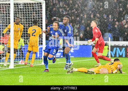 King Power Stadium, Leicester, Regno Unito. 8 dicembre 2024. Premier League Football, Leicester City contro Brighton e Hove Albion; Bobby De Cordova-Reid di Leicester festeggia con Stephy Mavididi dopo aver segnato l'equalizzatore al 91° minuto per il 2-2 Credit: Action Plus Sports/Alamy Live News Foto Stock