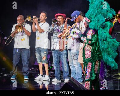 New Orleans, LA, USA - 29 agosto 2015: Kermit Ruffins, Rebirth Brass Band e Monk Boudreaux si esibiscono al 10° anniversario dell'uragano Katrina allo Smoothie King Center Foto Stock