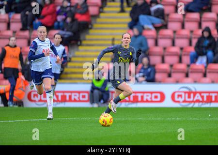 Londra, Regno Unito. 8 dicembre 2024. Gaughan Group Stadium, Brisbane Road 08 dicembre 2024 Karoline Olesen (47 Everton) insegue la palla durante la partita della Barclays Women's Super League tra Tottenham Hotspur e Everton al Gaughan Group Stadium di Londra, Inghilterra KM (Keeran Marquis/SPP) credito: SPP Sport Press Photo. /Alamy Live News Foto Stock