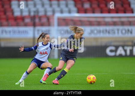 Londra, Regno Unito. 8 dicembre 2024. Gaughan Group Stadium, Brisbane Road 08 dicembre 2024 Sara Holmgaard (23 Everton) sotto pressione di Maite Oroz (10 Tottenham Hotspur) durante la partita della Barclays Women's Super League tra Tottenham Hotspur vs Everton al Gaughan Group Stadium di Londra, Inghilterra KM (Keeran Marquis/SPP) credito: SPP Sport Press Photo. /Alamy Live News Foto Stock