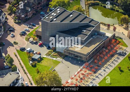 Vista aerea, teatro Kathrin-Türks-Halle, viale degli alberi rossi, laghetto delle anatre, Dinslaken, regione della Ruhr, Renania settentrionale-Vestfalia, Germania Foto Stock