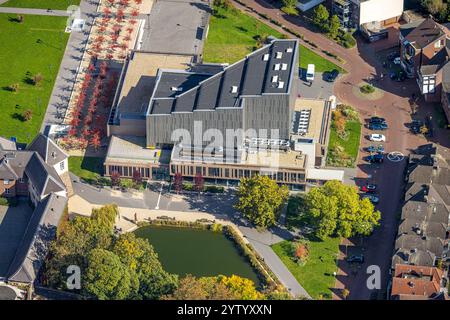 Vista aerea, teatro Kathrin-Türks-Halle, viale degli alberi rossi, laghetto delle anatre, Dinslaken, regione della Ruhr, Renania settentrionale-Vestfalia, Germania Foto Stock